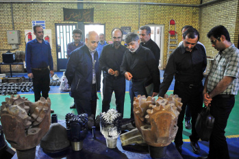 بازدید مسوولان مناطق نفت خیز جنوب از خط تولید مته های حفاری سازمان جهاددانشگاهی خوزستان