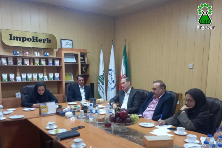 بازدید معاون امور باغبانی وزارت جهاد کشاورزی و سخنگوی کمیسیون تلفیق مجلس از پژوهشکده گیاهان دارویی جهاددانشگاهی