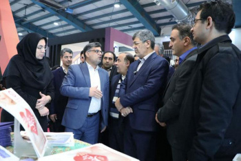 بازدید استادار یزد از غرفه مشترک جهاددانشگاهی و دانشگاه علم و هنر یزد